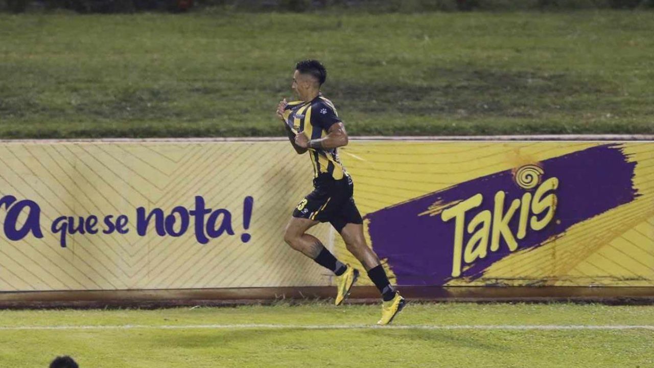 ¡Pitó la Máquina! Real España le gana al Victoria con un golazo olímpico de Juan Vieyra