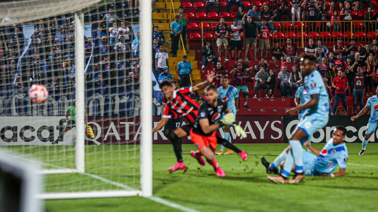 El error de Enrique Facusse que provocó el tercer gol del Alajuela en Copa Centroamericana