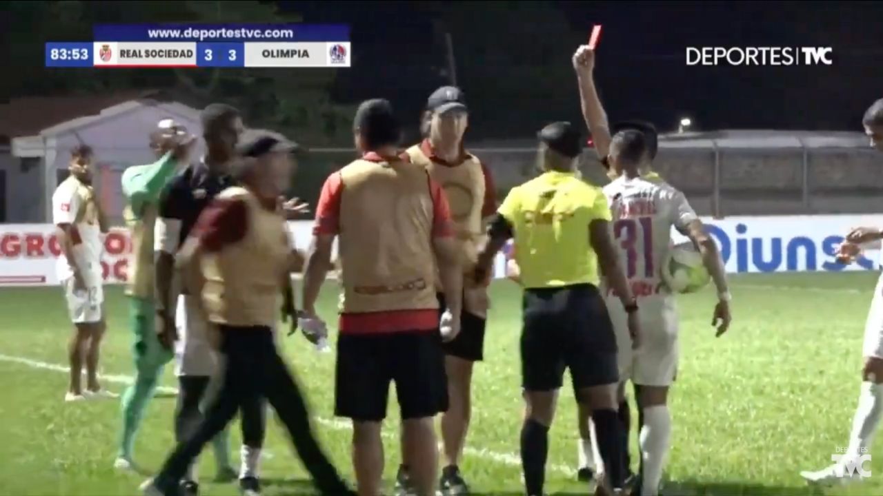 Pedro Troglio 'perdió la cabeza' y salió expulsado en el duelo entre Real Sociedad vs. Olimpia