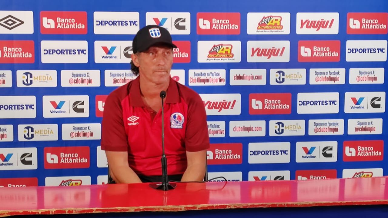 Pedro Troglio le responde a quienes piden refuerzos en el Olimpia