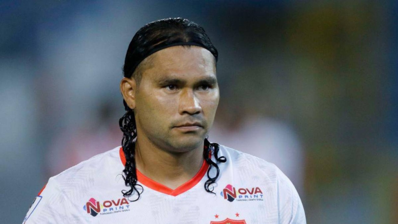 Gullit Peña ficha por inesperado equipo tras su paso por el Vida y Emiratos Árabes