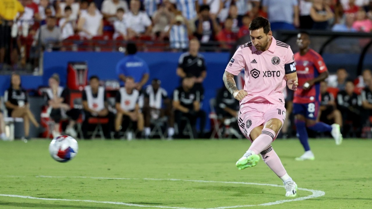 Lionel Messi se luce con tremendo golazo de tiro libre con el Inter Miami; su tercer doblete