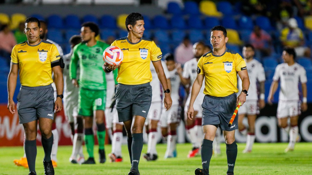 Árbitros hondureños son asignados por Concacaf para el CAI vs. FAS en la Centroamericana