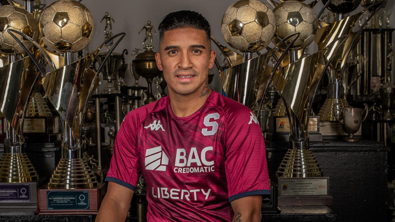 Michaell Chirinos recibe especial visita antes del partido de Saprissa en San Pedro Sula