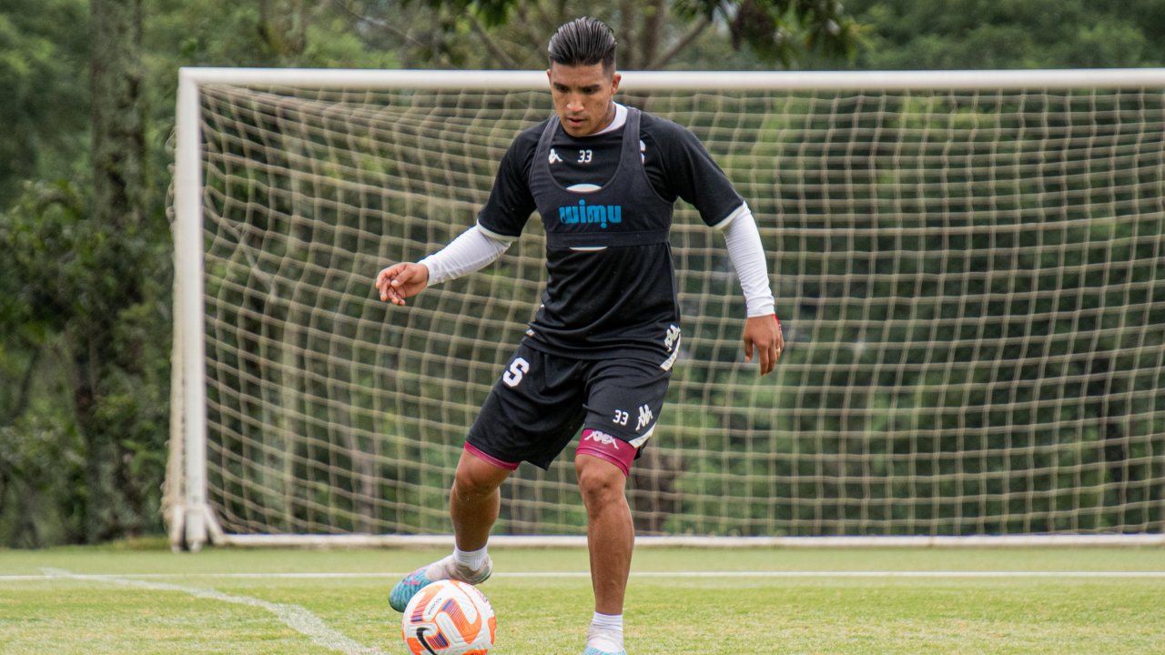 Técnico de Saprissa cuenta lo que más le sorprende de Michaell Chirinos y confirma cuándo debutará