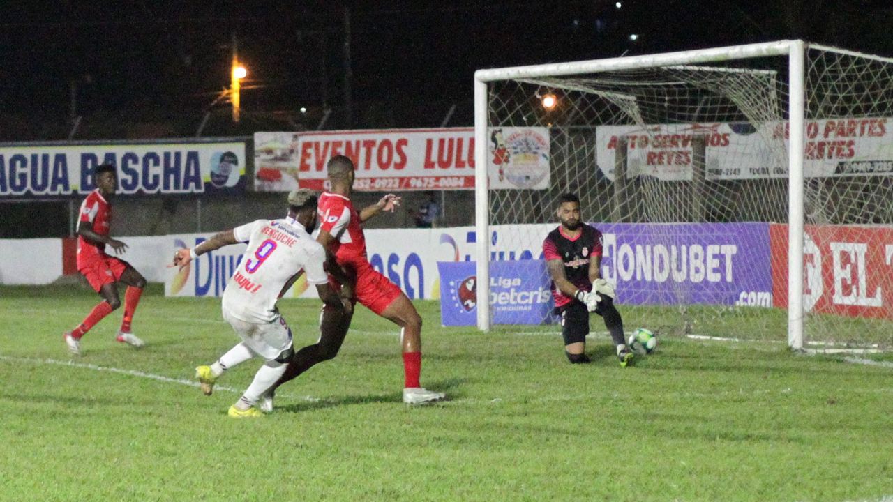 Olimpia arranca empate en Tocoa ante Real Sociedad en partido marcado por la polémica