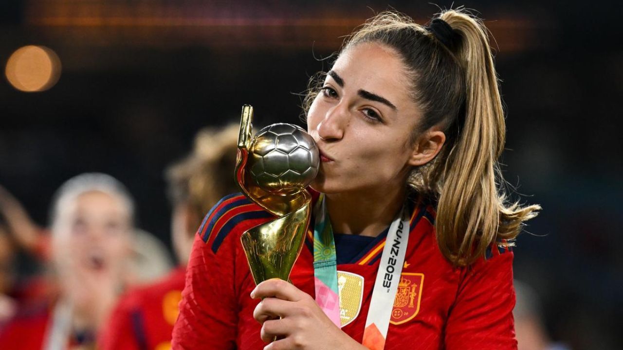 Padre de Olga Carmona fallece y se entera tras ganar el Mundial con España