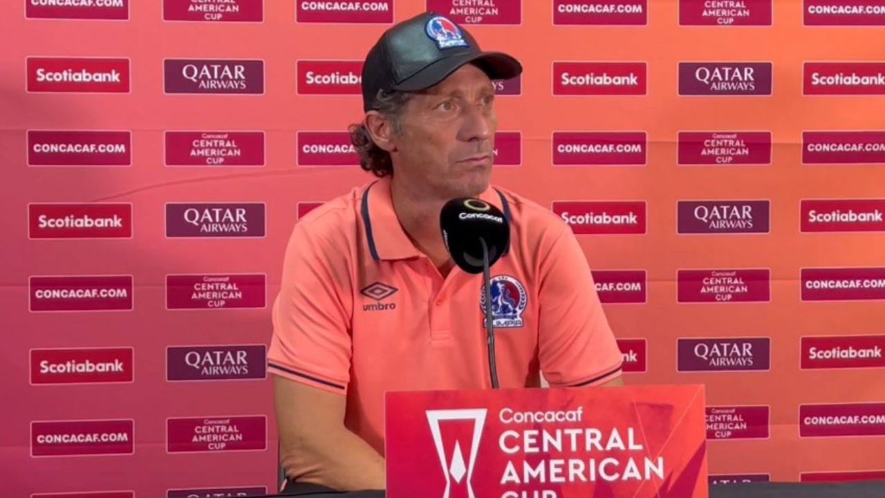 Pedro Troglio da la cara tras pinchar contra el CAI y revela porqué se molestó con el árbitro al medio tiempo