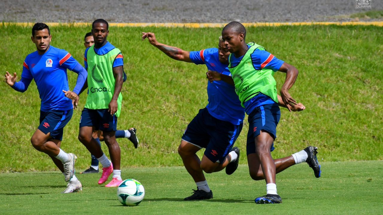 Jugador del Olimpia es destacado a nivel internacional por su peculiar altura