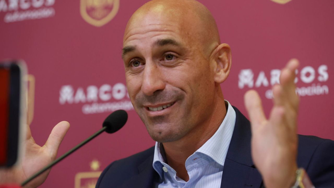 Luis Rubiales renuncia a su cargo en la Federación Española tras polémico beso con Jenni Hermoso