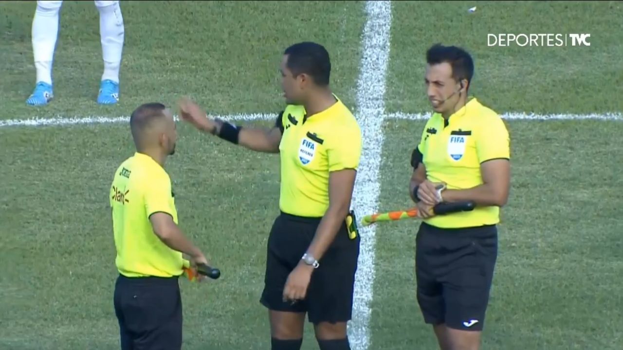 Árbitros del partido entre Marathón vs Olimpia se cambian de uniforme por insólita razón