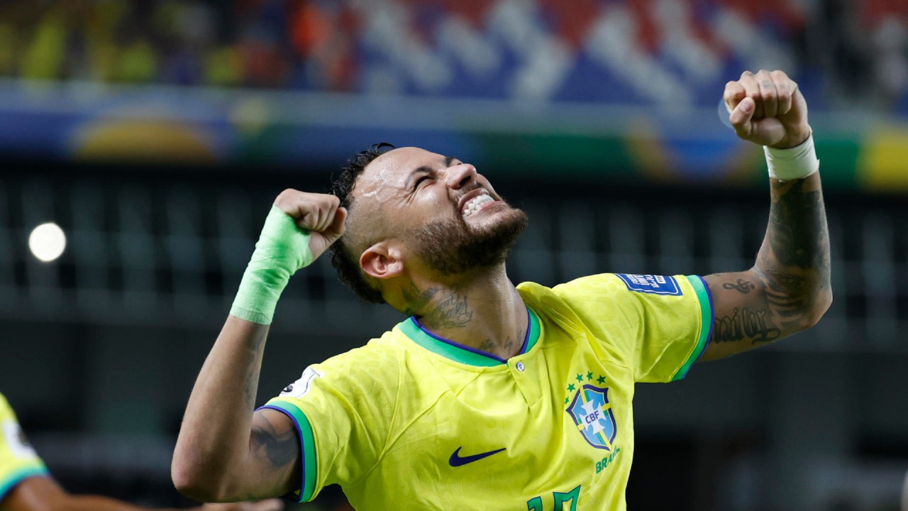 Neymar reacciona tras haber superado a Pelé como máximo goleador de Brasil