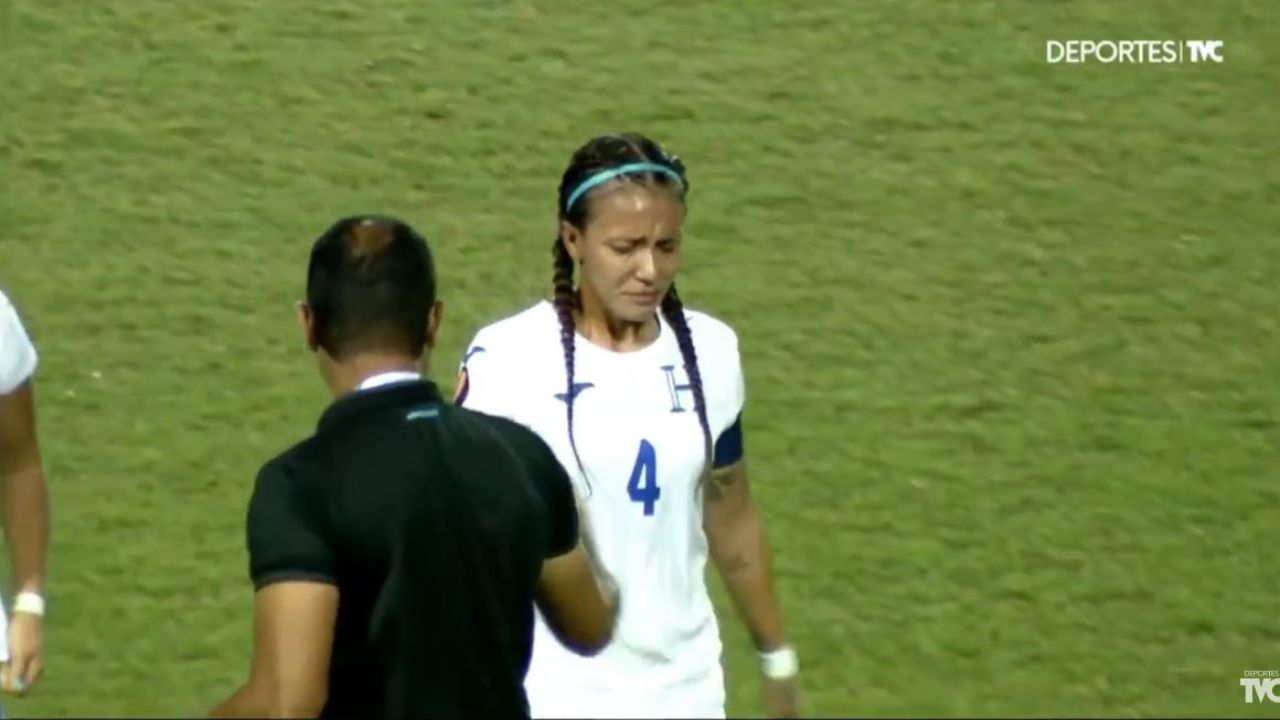 El llanto de la capitana de la selección fememina de Honduras por perder contra El Salvador