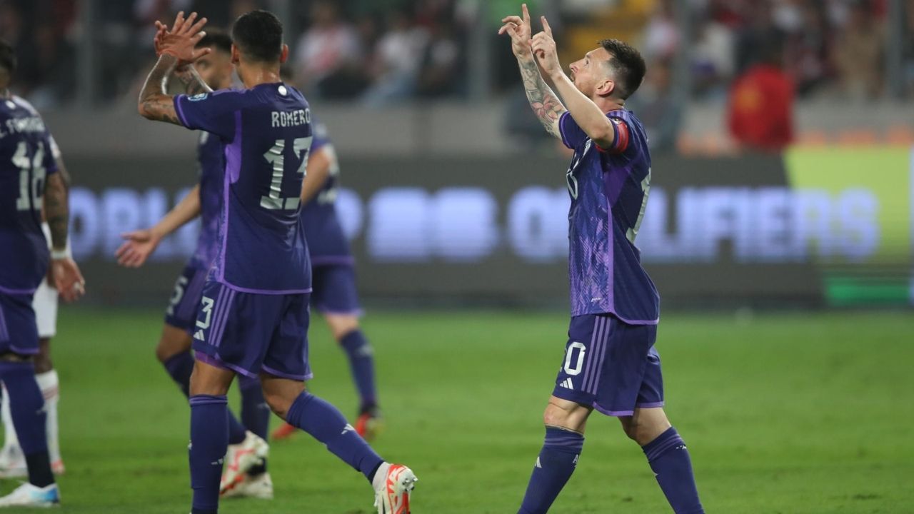 Doblete de Messi le da nueva victoria a Argentina sobre Perú en las Eliminatorias Conmebol