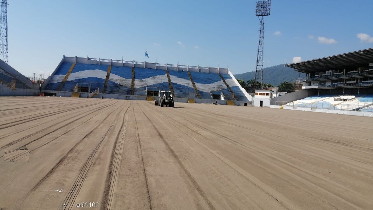 Estadio Morazán de San Pedro Sula enfrenta problema en instalación de su nueva grama