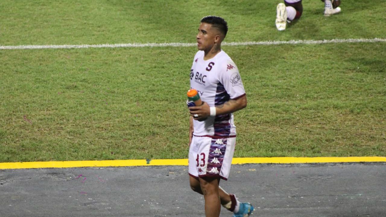 Michaell Chirinos es noticia en Costa Rica tras salir lesionado contra Motagua