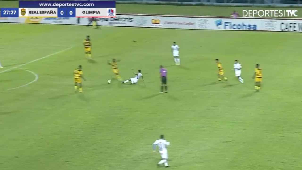 Video: La dura falta que recibió Carlos Pineda en el clásico ante Real España