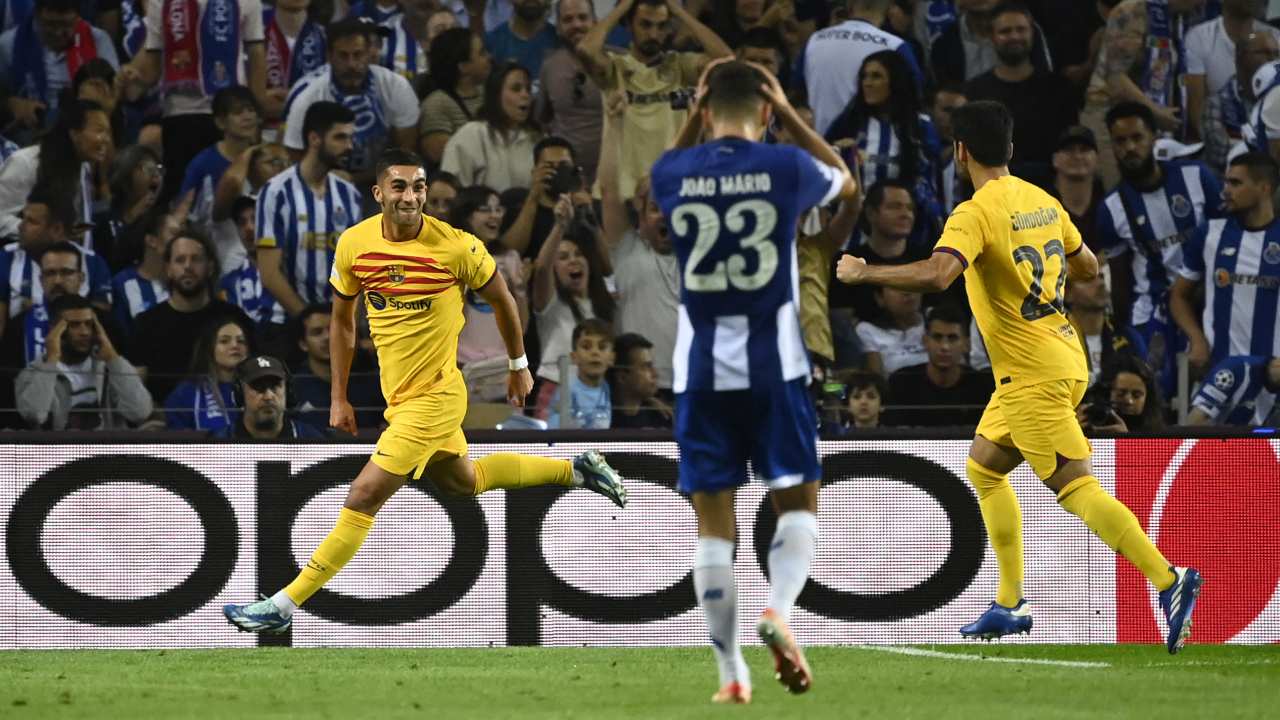 Barcelona logra ajustada victoria en Oporto para liderar su grupo en la Champions