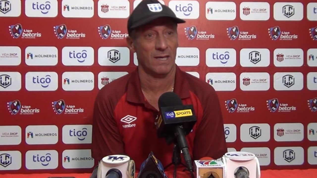 Pedro Troglio terminó enfurecido con su propio equipo pese a ganar contra Vida