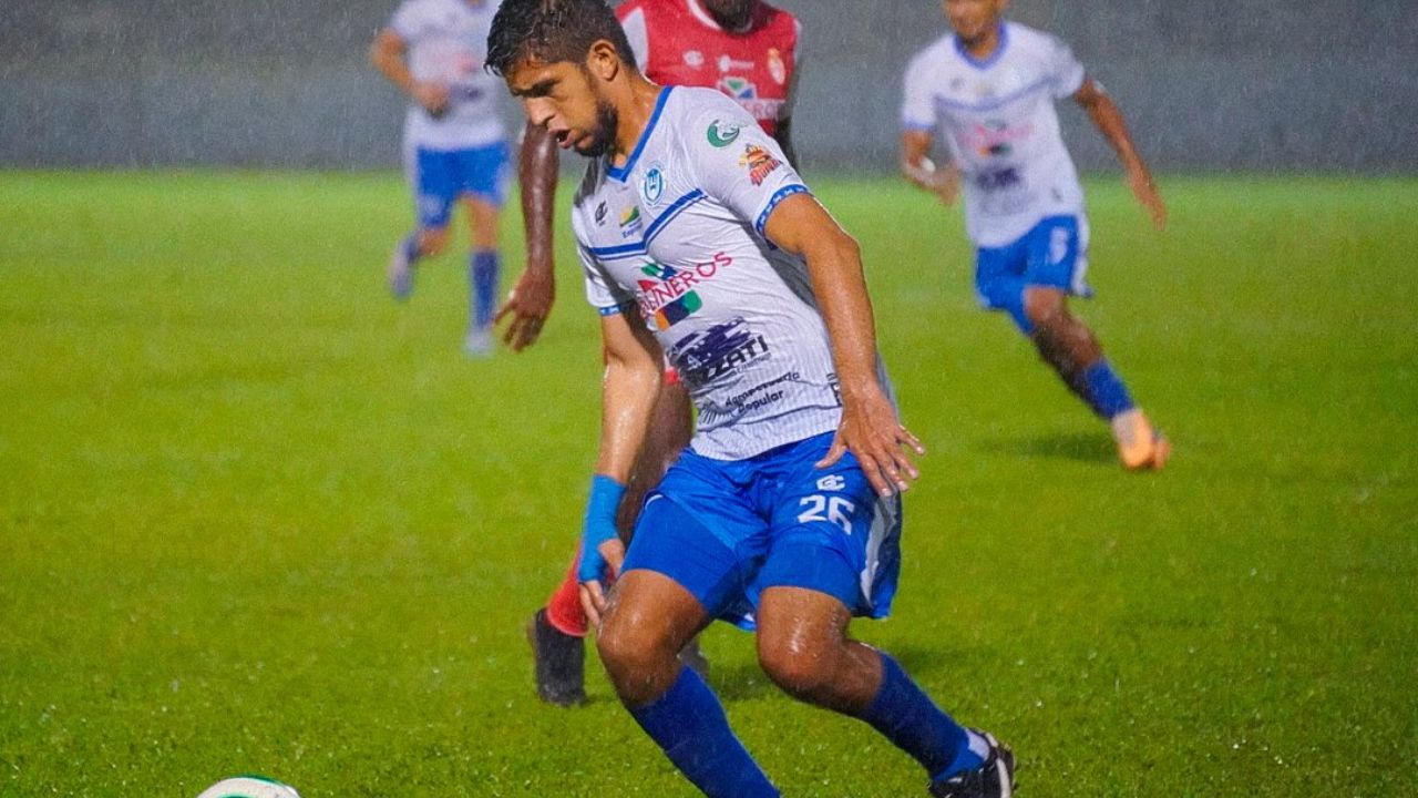 Victoria y Real Sociedad igualan sin goles en un largo y lluvioso partido en La Ceiba