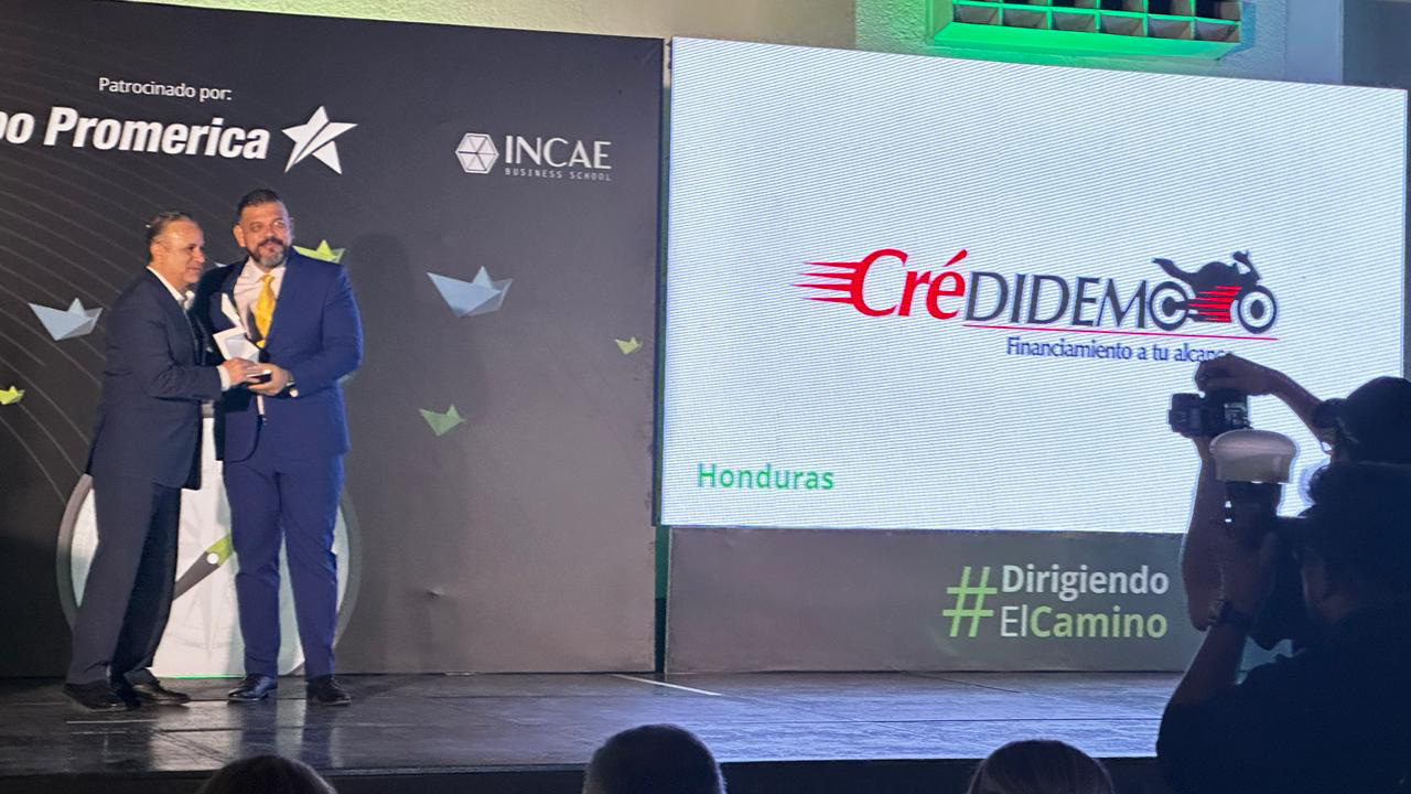 Credidemo recibe galardón a mejor empresa de Honduras en los Premios Meca
