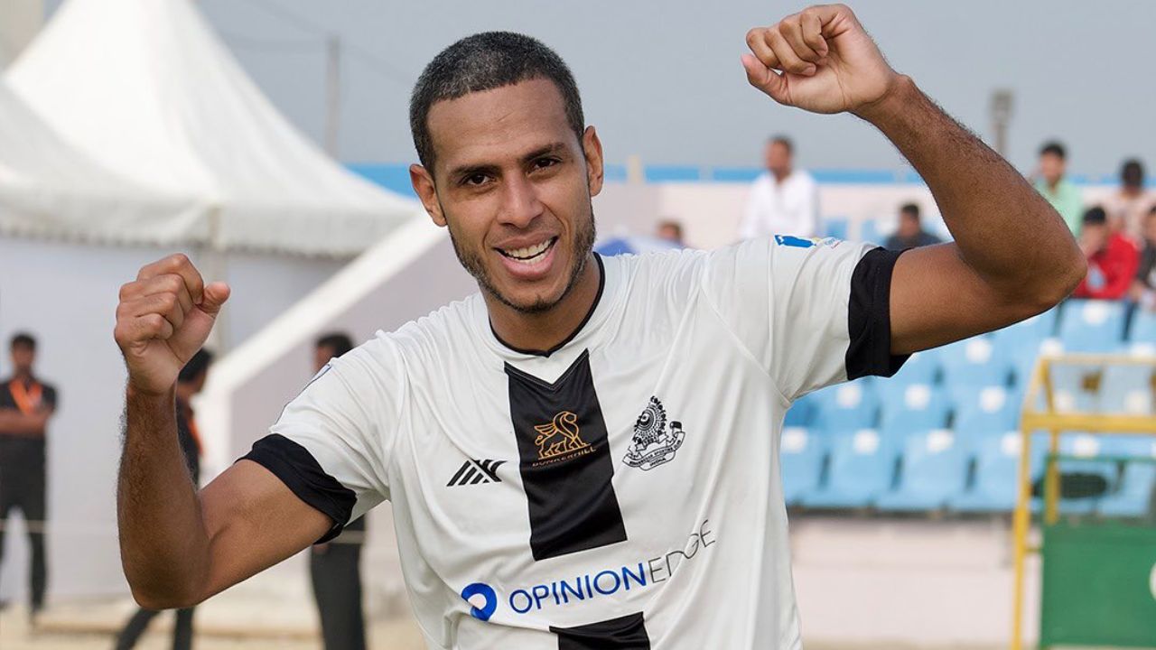 Eddie Hernández revive como goleador con su nuevo equipo en Asia