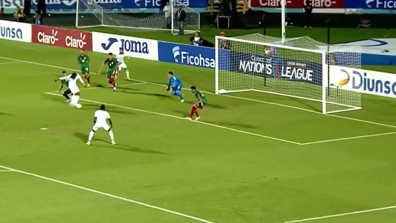 El golazo de Bryan Róchez para poner el 2-0 contra México en la Nations League