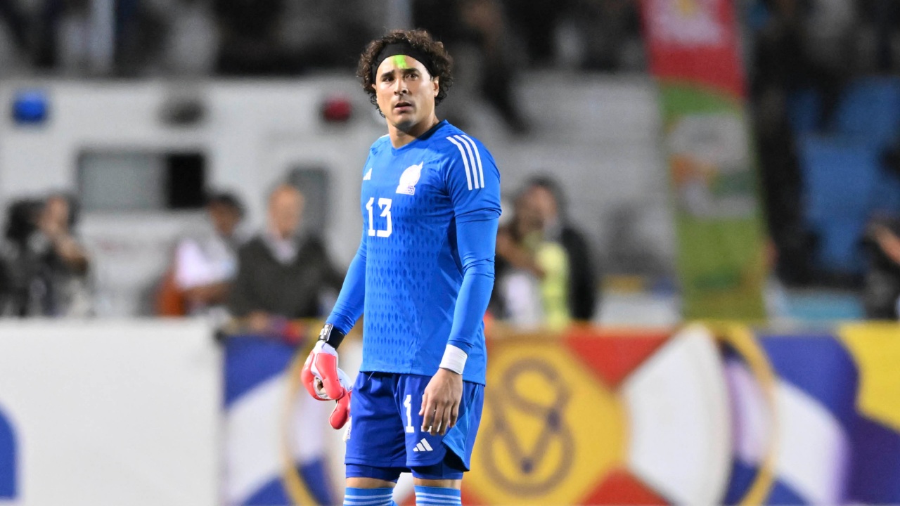 México confirma la lesión que sufrió Guillermo Ochoa tras impacto con el Choco Lozano