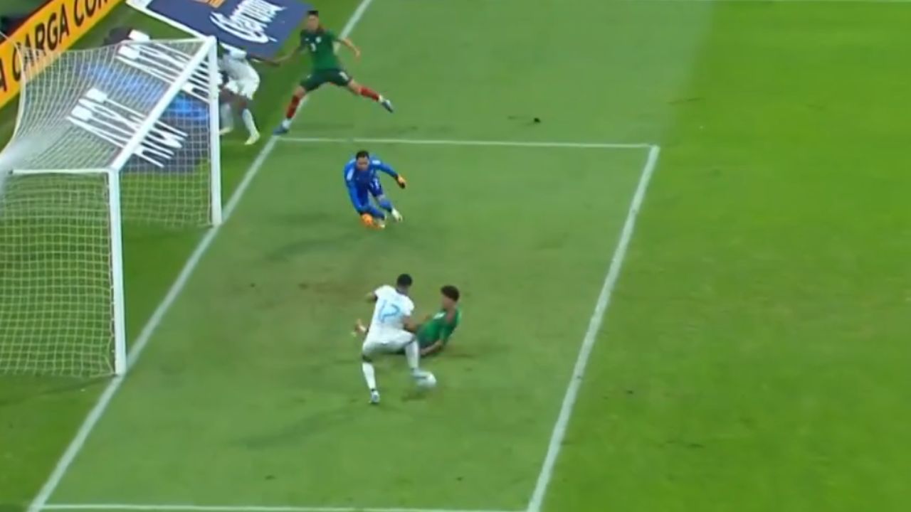 El increíble fallo de Luis Palma frente al marco de México en el Azteca