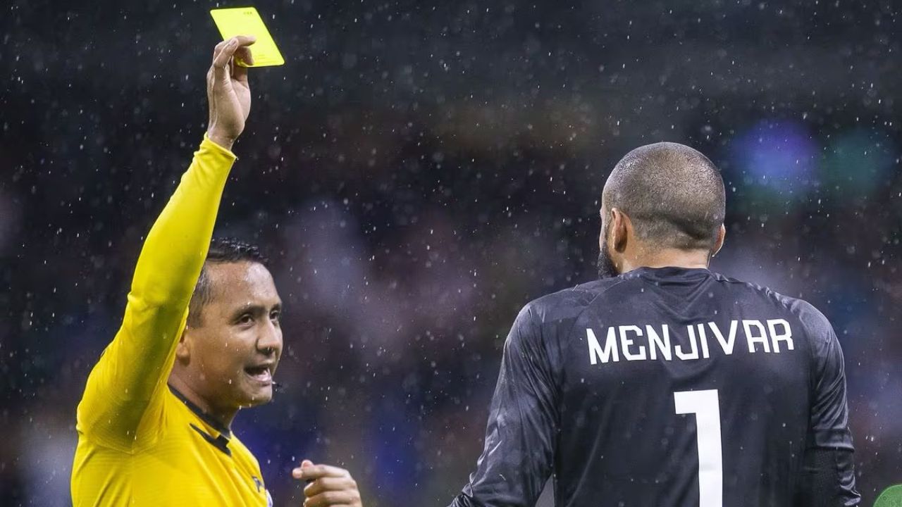 El motivo por el que Edrick Menjívar no fue expulsado pese a recibir dos amarillas contra México