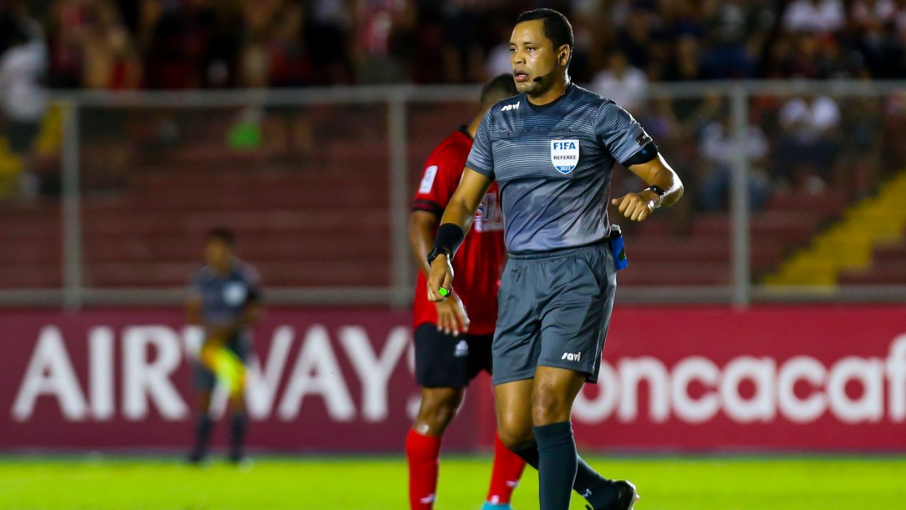Selvin Brown elegido para arbitrar partidazo en el Mundial de Indonesia