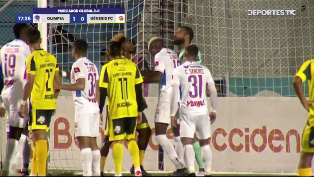 Edrick Menjívar recibe escupitajo en su cara de parte de un jugador del Génesis