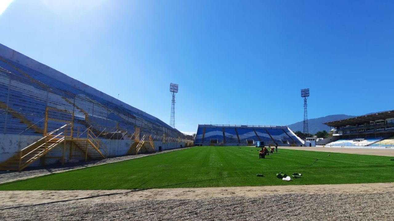 Así luce la parte sintética de la nueva grama híbrida del estadio Morazán de San Pedro Sula