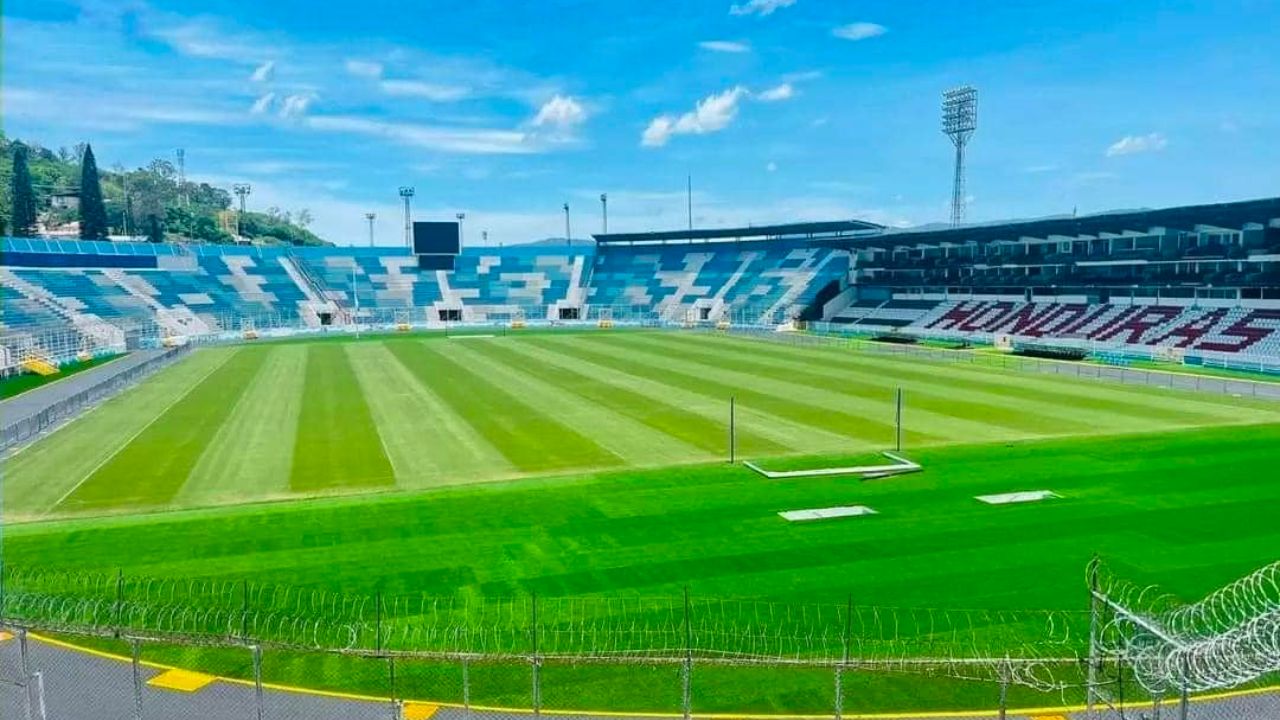 Así pulen la grama del estadio Nacional Chelato Uclés previo a la final Motagua vs Olimpia