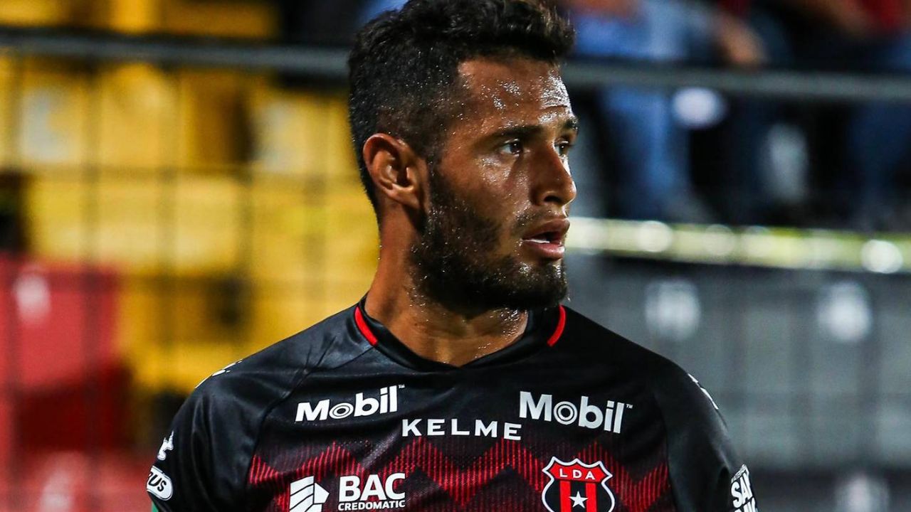 Alajuelense toma determinación con Alex López tras no presentarse a la pretemporada
