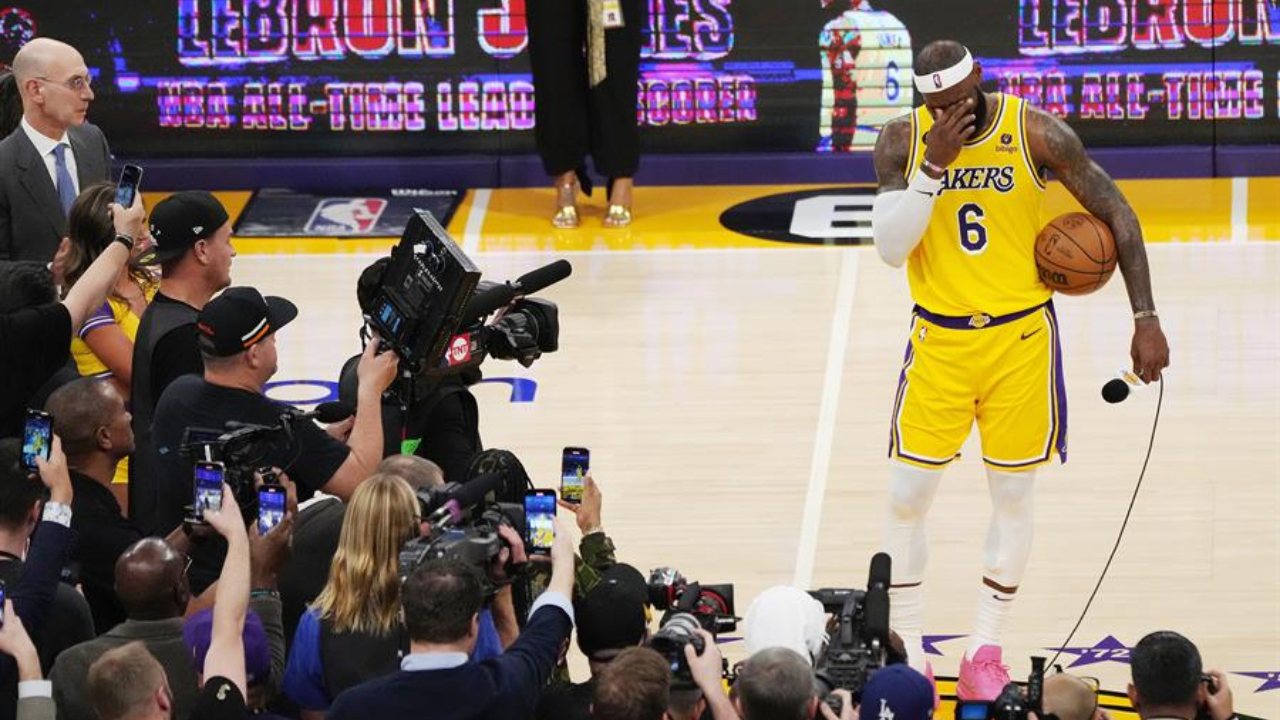 Los Timberwolves y los árbitros le amargan su cumpleaños 39 a LeBron James en derrota de los Lakers
