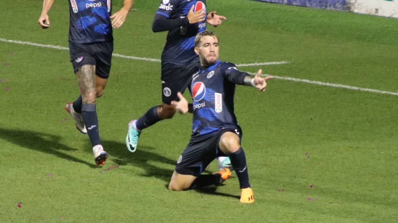 Motagua saca ventaja ante Marathón con un doblete de Agustín Auzmendi