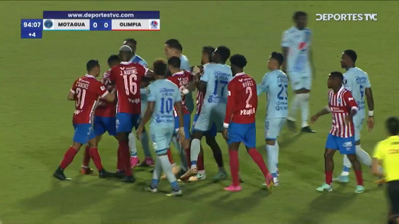 Así fue la tremenda pelea entre jugadores del Motagua y Olimpia en el cierre de la Final