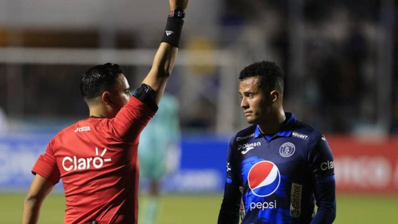 Said Martínez expulsó a dos jugadores de Olimpia y Motagua tras la final