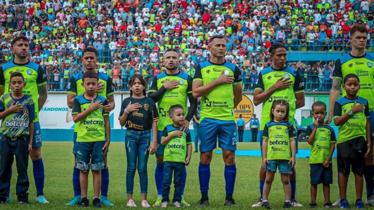 Defensor que destacó en Liga Nacional toma impactante decisión tras lesionarse en la final