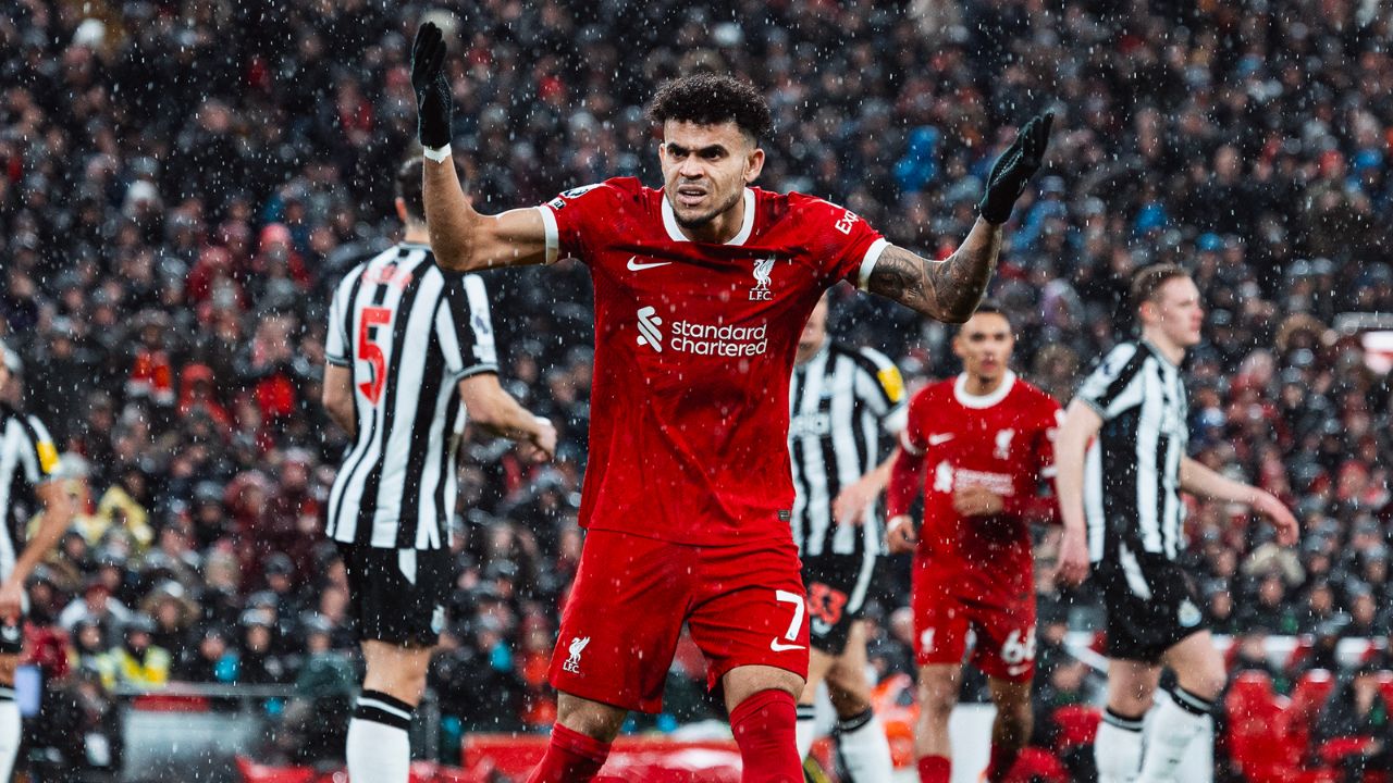Liverpool goleó al Newcastle y se aleja de quienes le quieren quitar la Premier League
