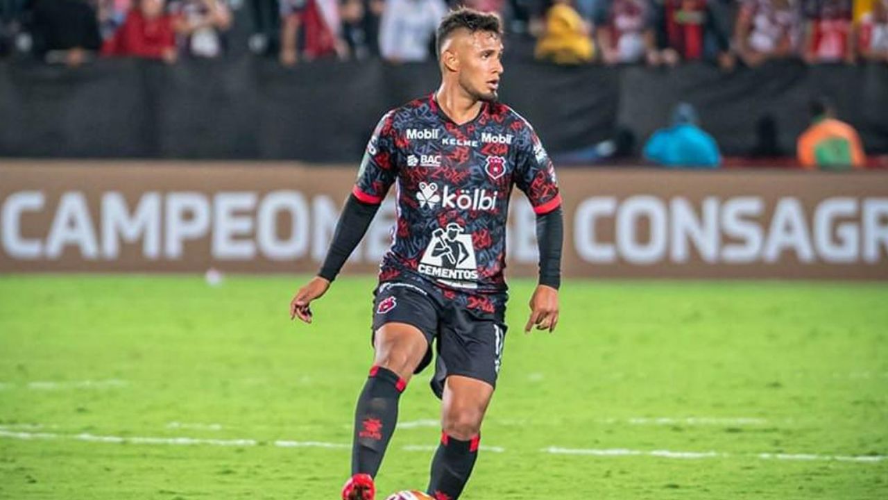 Alex López recibe duro revés de club respecto a su futuro para el 2024