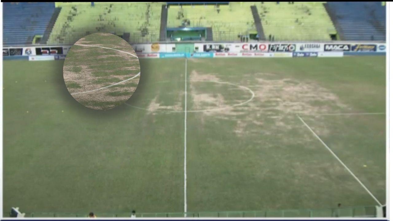 Las deplorables condiciones de la cancha del Estadio Juan Ramón Brevé