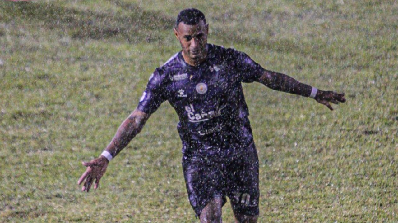 Real España le ganó al Vida con doblete de Carlos Small en una cancha lluvia en La Ceiba