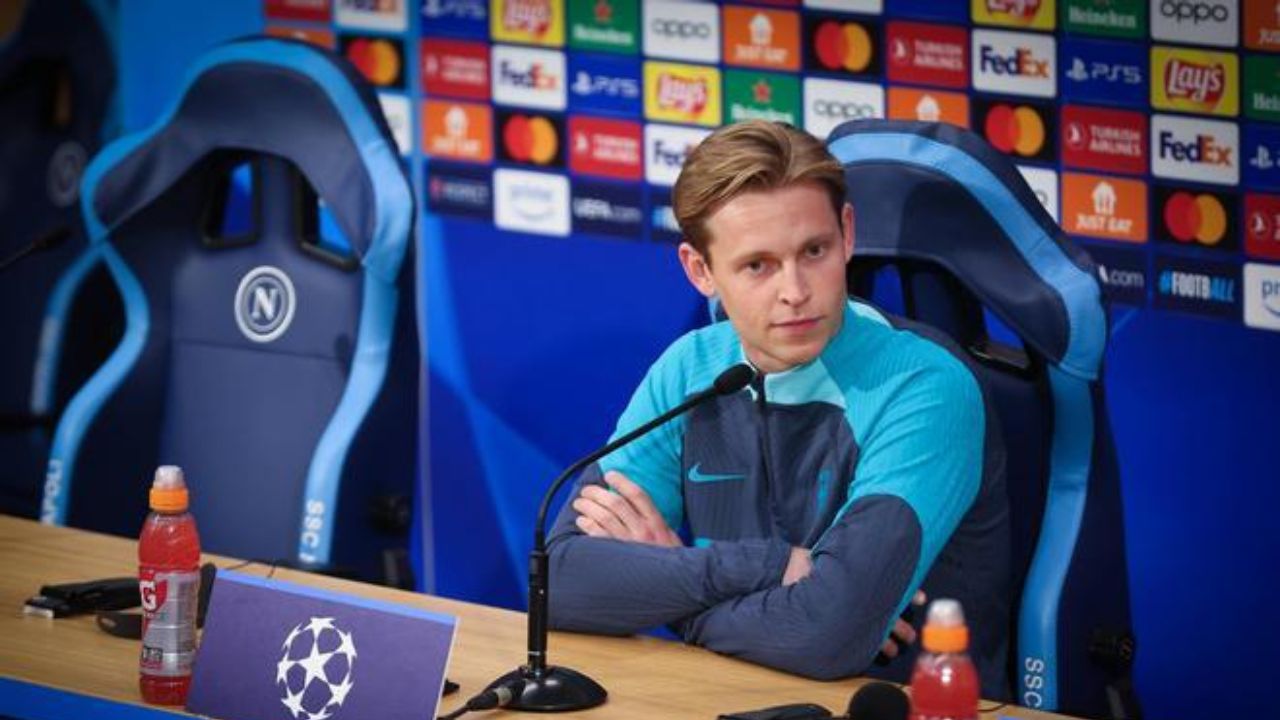 Frenkie de Jong no puede contener su molestia durante conferencia de prensa