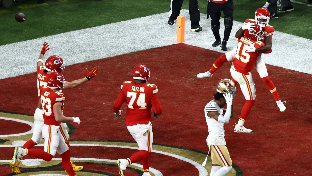 Chiefs y 49ers chocan en espectacular Super Bowl en presencia de Taylor Swift