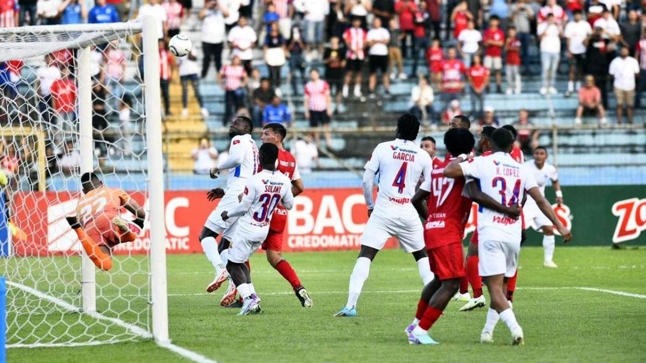 Olimpia se impuso al Real Sociedad y le quita su invicto en el torneo