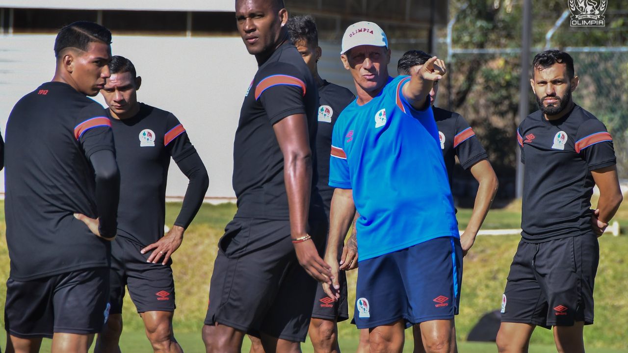 Pedro Troglio da el nombre del jugador que llega antes que él a los entrenos