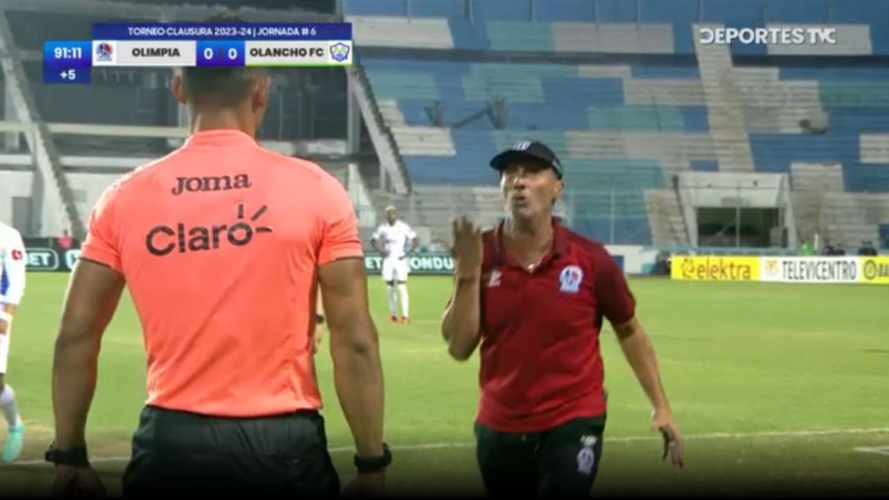 Pedro Troglio explota contra los árbitros y recibe cartulina roja en partido vs Olancho