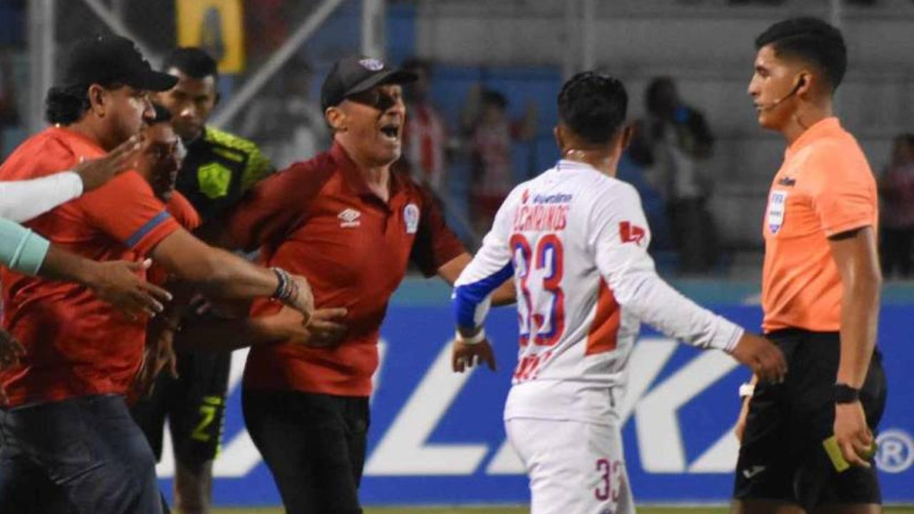 Pedro Troglio recibe fuerte castigo tras su expulsión y enfado contra Olancho FC